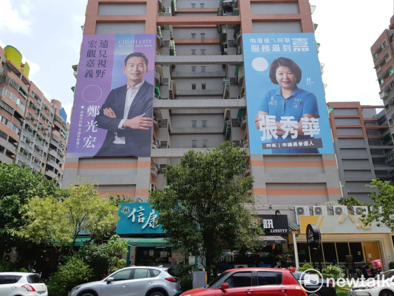 鄭光宏和張秀華已經在經國新城掛起大幅競選看板。   圖：蔡坤龍/攝