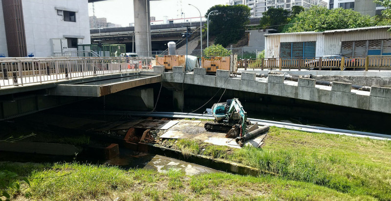 「鴨母港溝補注水處理設施」周邊施工進行中。   圖：新北市水利局提供