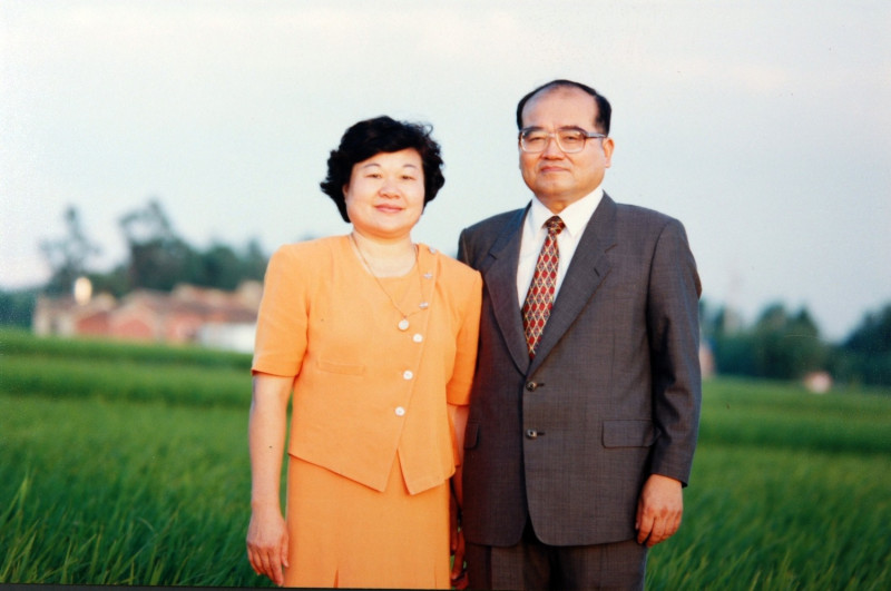 1995年，「台灣自救運動宣言」起草人魏廷朝參選桃園縣立委（右），左為妻子張慶惠。   圖：魏筠提供