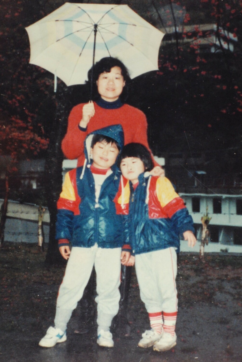 1985年，張慶惠帶兒女去探監。 圖：魏筠提供