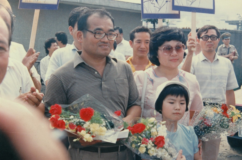 1987年5月26日，「台灣自救運動宣言」起草人魏廷朝（右）自仁教所出獄，（中）女兒魏筠及妻子張慶惠（右）前往迎接。   圖：魏筠提供