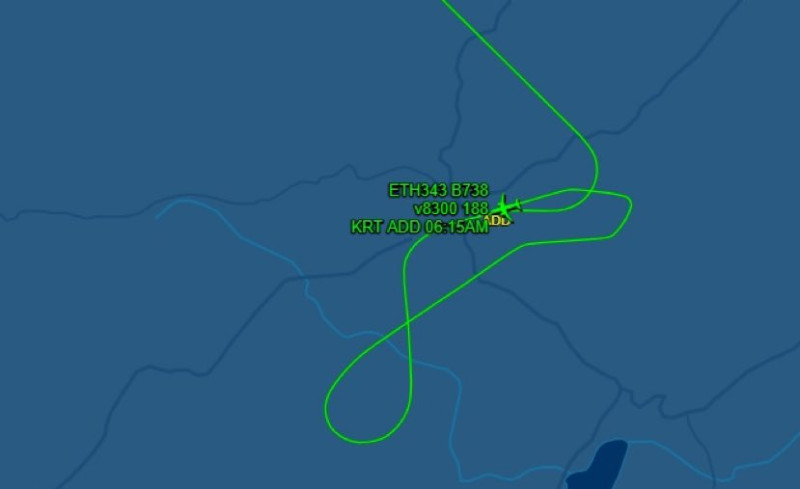 航空分析師艾力克斯（Alex Macheras）今（19）日在推特發文表示，衣索比亞航空一架波音 737 客機在降落時一度失聯，事後發現機長和副機長當時都「睡著了」。   圖：翻攝自@AlexInAir推特