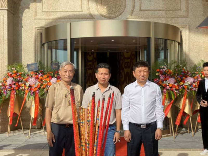 2019年，徐愛民（右）出席凱博酒店試營運。   圖：翻攝自凱博酒店臉書