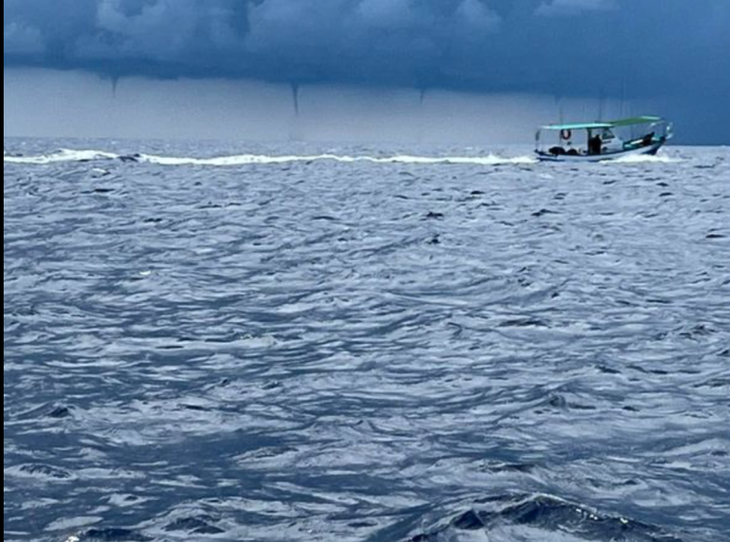 中央氣象局指出，龍捲風若出現在海面上，能引發高大水柱，甚至可能把海上船隻吸入。   圖：翻攝自爆料公社臉書