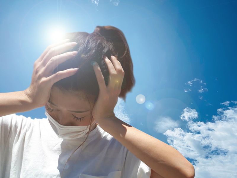 若是高溫曝曬後感到頭暈發熱，恐是中暑的症狀。   示意圖／取自photo AC
