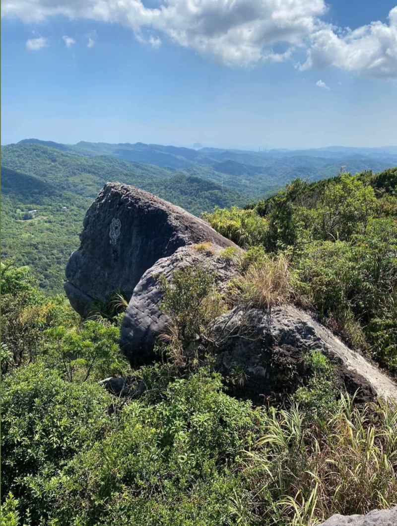 網友近日在新北汐止的新山夢湖發現巨大岩石，並發文表示，山裡的黑猩猩。   圖：翻攝自爆料公社臉書