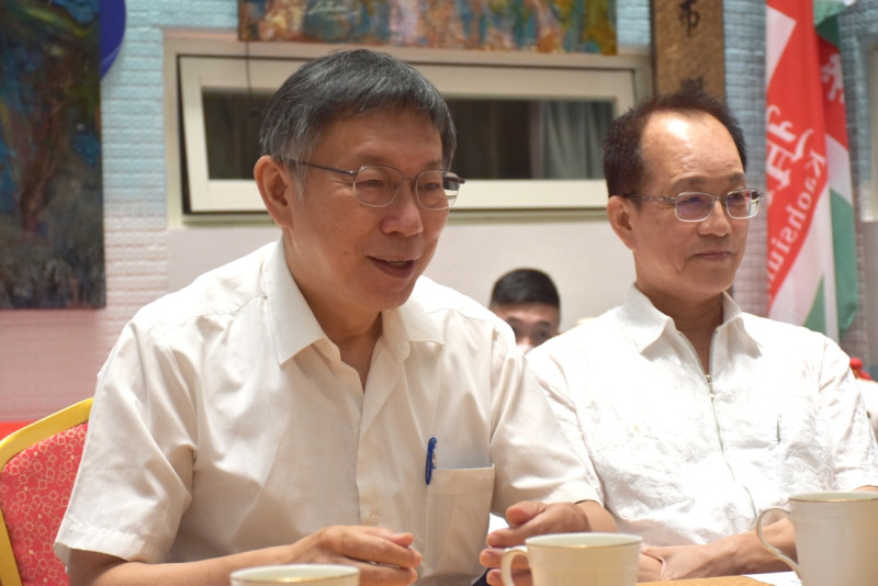 柯文哲(右)由民眾黨中央委員林富男作陪與媒體餐敘。   圖：孫家銘攝