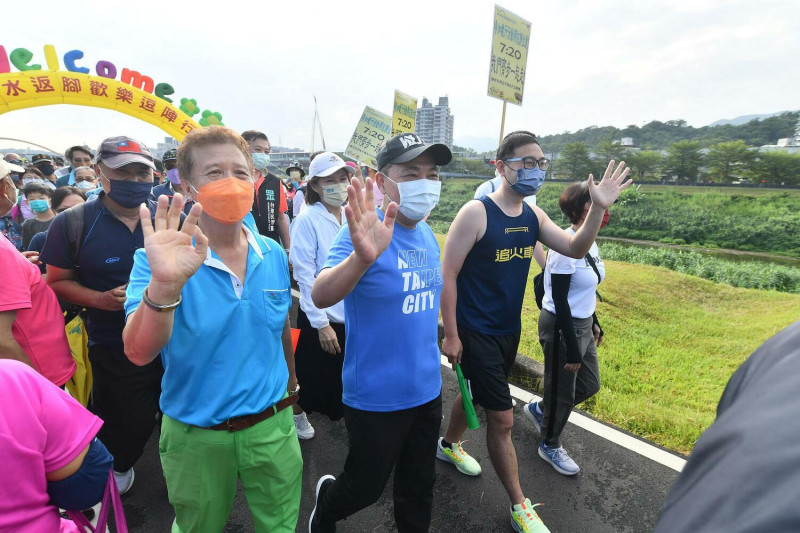 汐止「水返腳歡樂逗陣行」健行活動，侯友宜與市議員廖先翔、白珮茹等都參與。   圖：新北市新聞局提供