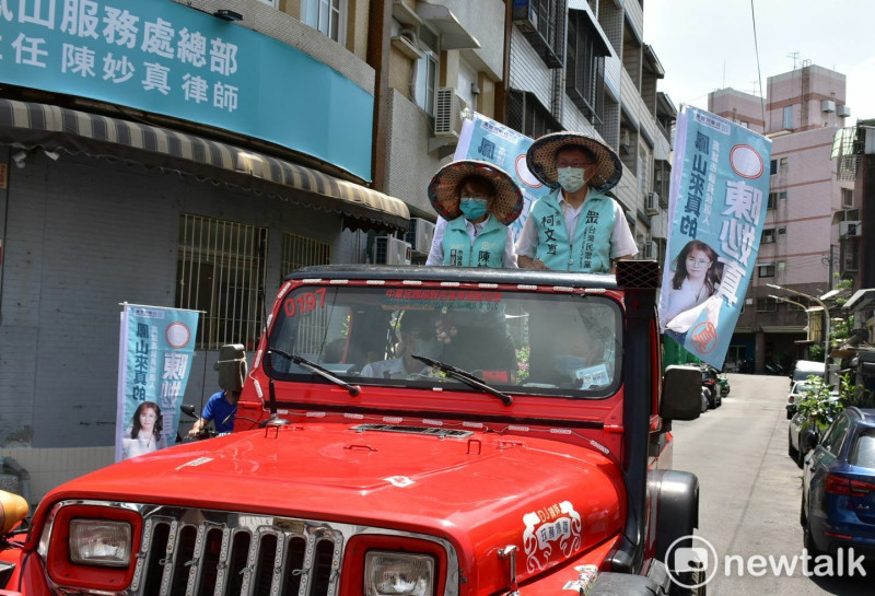 柯文哲(右)陪陳妙真吉普車鳳山掃街。   圖：孫家銘攝