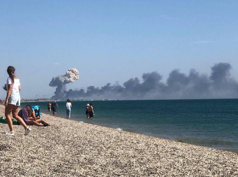 俄羅斯兼併的克里米亞半島近日爆炸頻傳，圖為俄空軍克里米亞機場遭爆破。   圖：取自推特