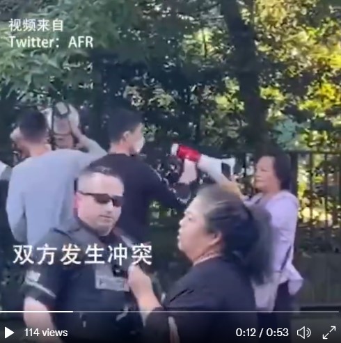 有民眾到中國駐美大使館示威抗議，卻反遭工作人員怒罵、起衝突。   圖：翻攝自推特