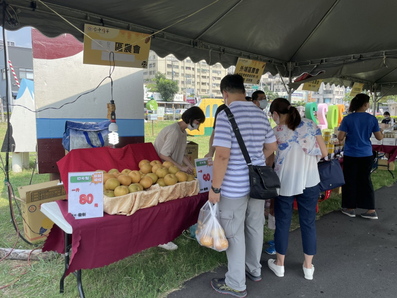 台中市政府農業局舉辦「台中蜂華‧好禮中秋」國產蜂蜜暨中秋好禮行銷活動，民眾選購優質農特產品。   台中市政府/提供