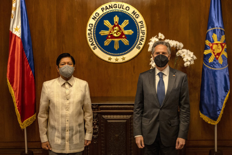 美中兩國官員近日接連拜會菲律賓總統小馬可仕，盼強化雙邊關係，爭取馬尼拉支持。圖為美國國務卿布林肯（右）6日赴菲國總統府拜會小馬可仕（左）並合影。（菲律賓外國記者協會提供）   