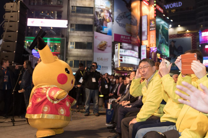 台北市2018年燈會主打「皮卡丘大發生」，台北市長柯文哲（右搔頭者）經過4年，至2022年仍然身陷5000萬元黑洞疑雲。   圖：翻攝自柯文哲臉書