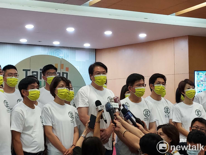 林佳龍(右三)出席「台灣正連線」啟動記者會。   圖：陳佩君／攝
