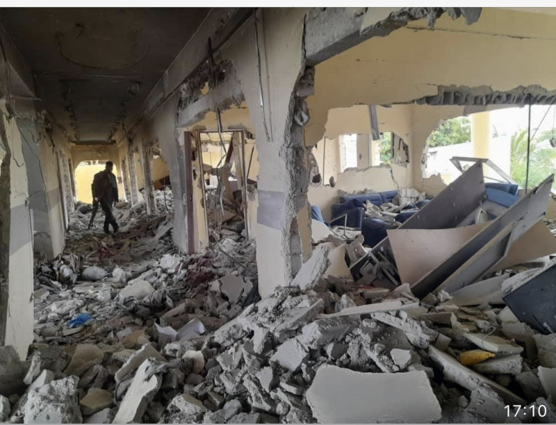 索馬利亞首都一間飯店遭恐怖攻擊。   圖:翻攝自推特Nasra Bashir Ali @NasraBashiir