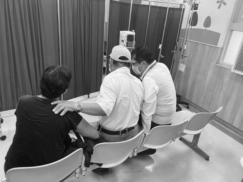 台南市長黃偉哲前往安南醫院探視凃姓員警，無奈仍宣告無治，當場慰問家屬。   台南市政府提供