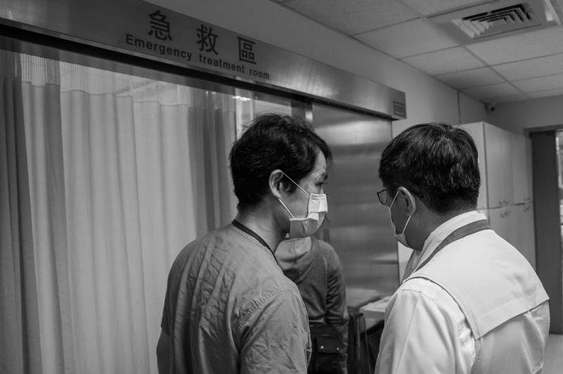 台南市長黃偉哲前往安南醫院探視凃姓員警，搶救後仍宣告不治，他慰問家屬並強調全力緝兇。    圖：台南市政府提供