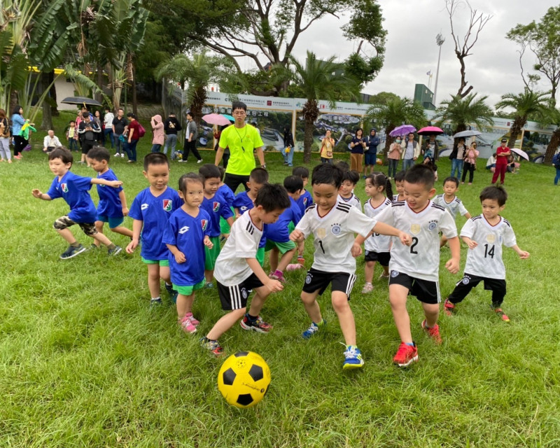 新北市幼兒足球聯賽小足球員準備開踢。   圖：新北市體育總會幼兒體育委員會提供