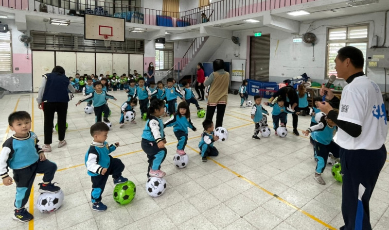 新北市幼兒足球聯賽，賽前教練至各幼兒園教導孩子足球技巧。   圖：新北市體育總會幼兒體育委員會提供