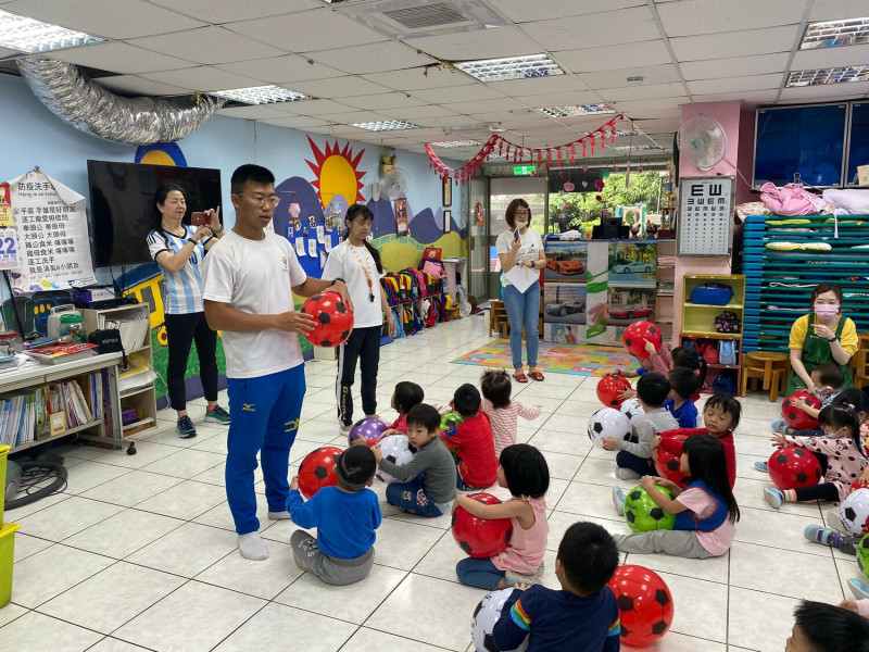 新北市幼兒足球聯賽，賽前教練至各幼兒園帶孩子認識足球。   圖：新北市體育總會幼兒體育委員會提供