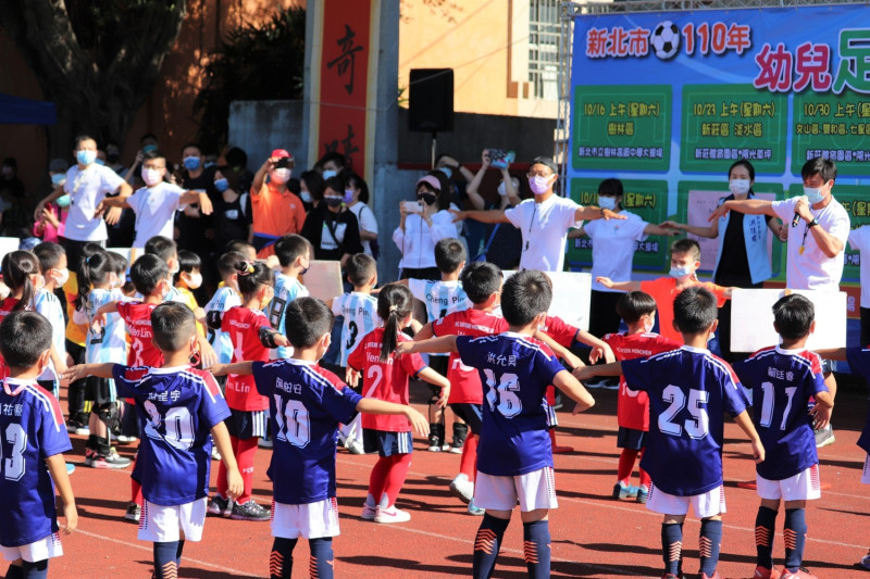 賽前幼兒律動為比賽熱身做準備。   圖：新北市體育總會幼兒體育委員會提供