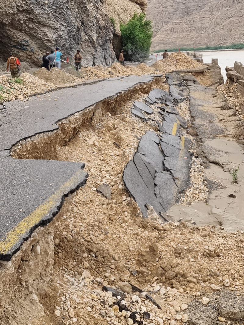 巴基斯坦俾路支省遭逢大雨，道路都被沖毀。   圖:翻攝自推特 Tahir Bizenjo @TahirBizenjoNP