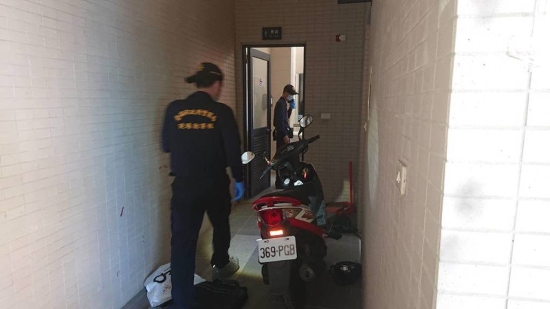 台南殺警案，警方稍早在距案發現場約1.3公里處的土城高中廁所找到贓車。   圖：翻攝畫面