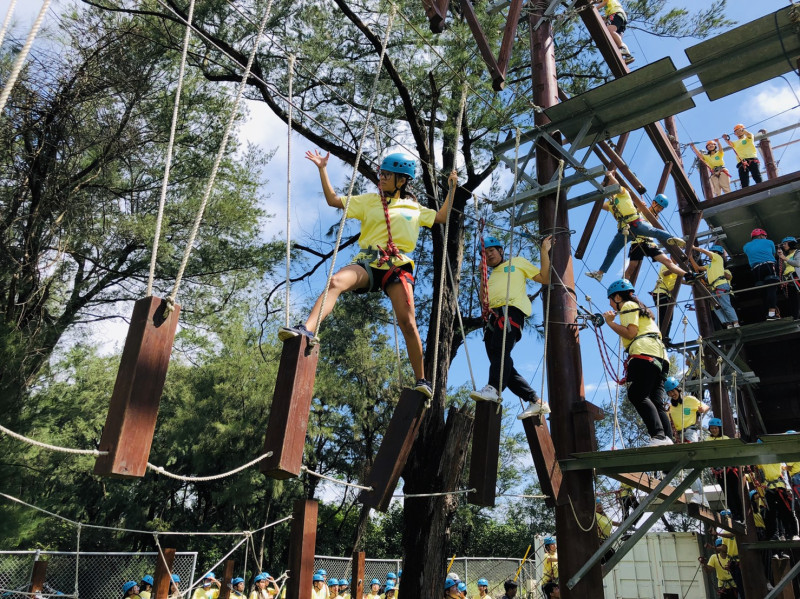 學員在桃園青年學習體驗園區挑戰巨人梯、信心擊球、高空獨木橋等戶外探索設施，經歷象徵「轉大人」的洗禮。   圖：桃園市青年局／提供