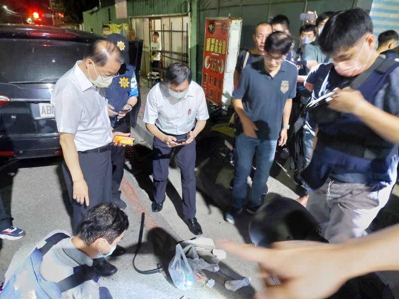 台南市發生震驚社會的殺警案，兇嫌林信吾在新竹市遭警方逮捕，警方檢查相關殺警證物。 圖：台南市警察局提供