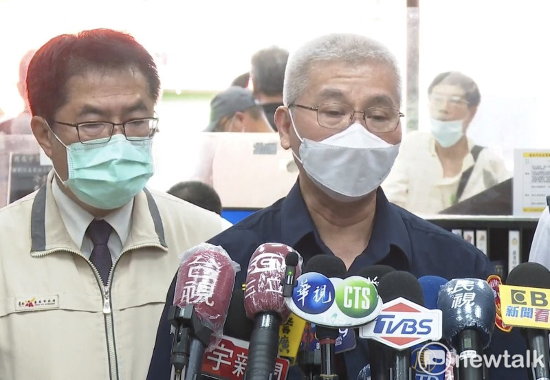 台南市長黃偉哲、台南市警察局長方仰寧共同召開記者會，說明逮捕殺警嫌犯過程。   圖：黃博郎攝