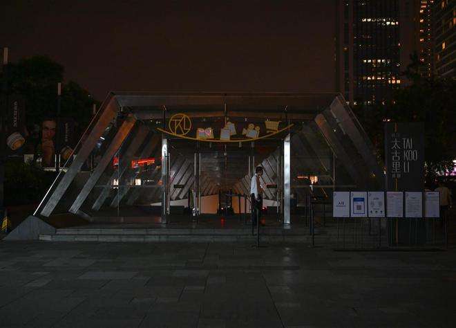 四川、重慶近日宣布限電，衝擊民生、企業用電，連地鐵站也只登開一半。   圖：翻攝自百度