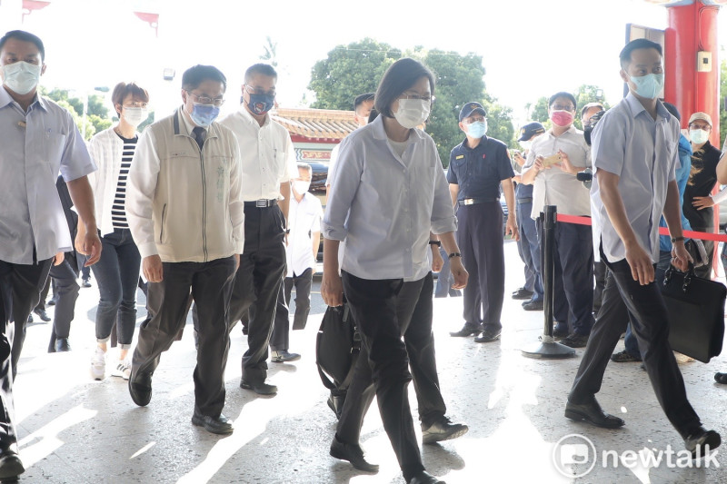 台南市民權派出所員警凃明誠、曹瑞傑追捕竊車嫌犯林信吾時遭凶殘殺害，總統蔡英文下午抵達台南市立殯儀館，親自慰問殉職員警家屬，並聽取家屬的建言。   圖：黃博郎攝