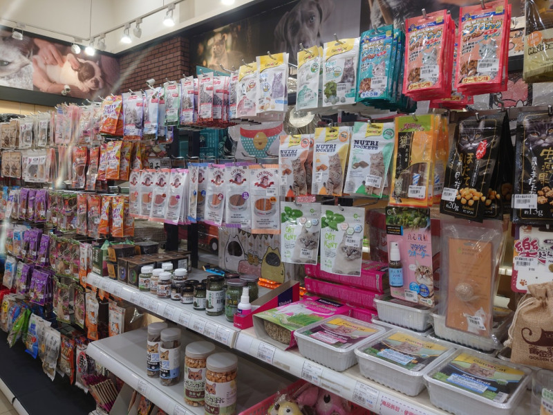 動保處主動稽查寵物用品店販售之寵物食品。   圖：新北市動保處提供