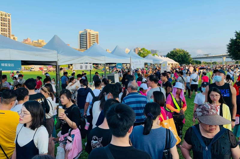 大都會舞台旁的市集邀來將近70家超美味異國美食名店，讓這場音樂季不只好聽、好吃、更好玩！   圖：有趣市集提供