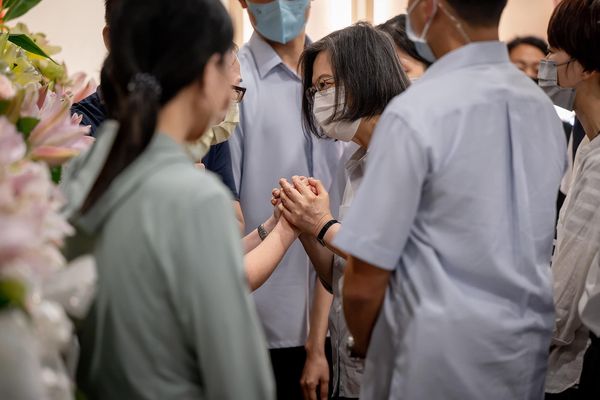 蔡英文今（23）天下午到台南向殺警案兩位殉職員警的家屬，致上最深的哀悼之意。   圖：總統府提供