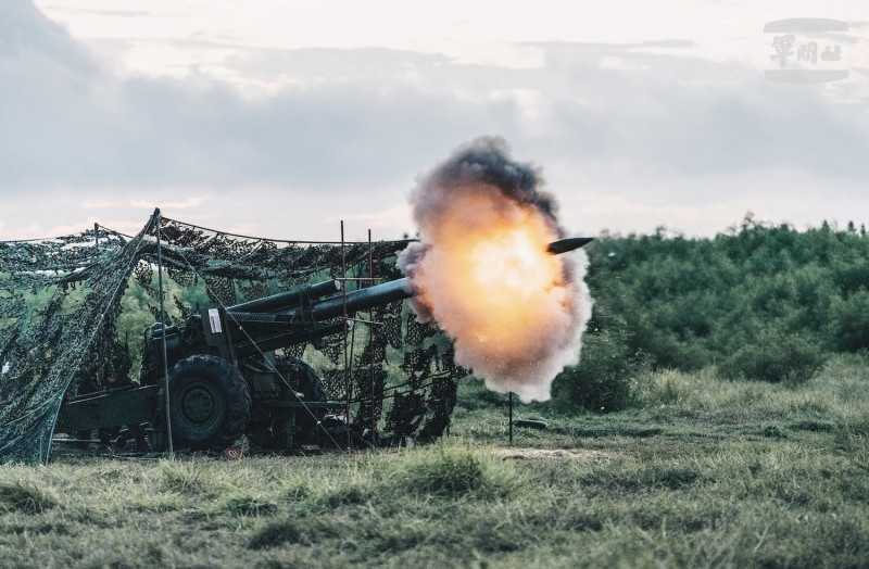 澎湖「鎮疆操演」，155公厘榴砲射擊。   圖：澎防部提供