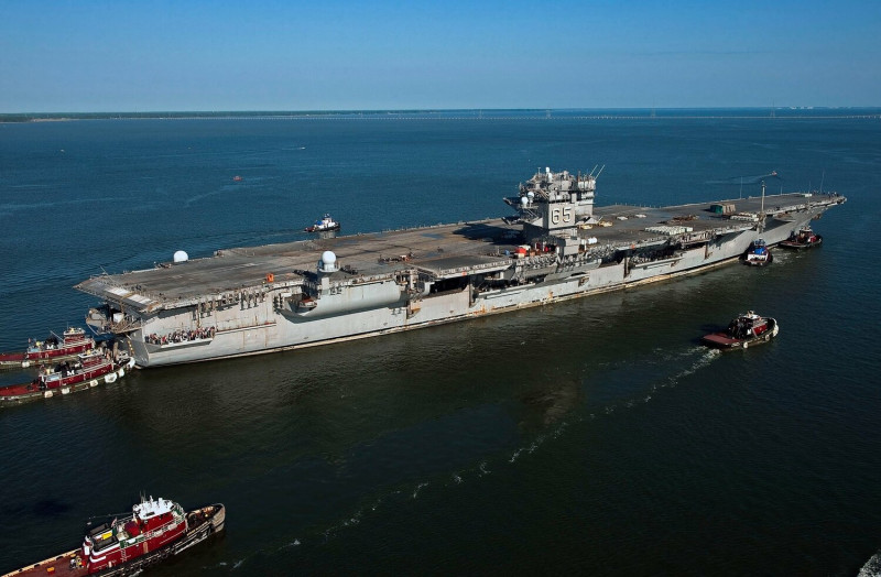美國海軍核動力航空母艦「企業號(CVN-65)」退役後被送往維吉尼亞州紐波特紐斯造船廠。   圖：翻攝US Navy