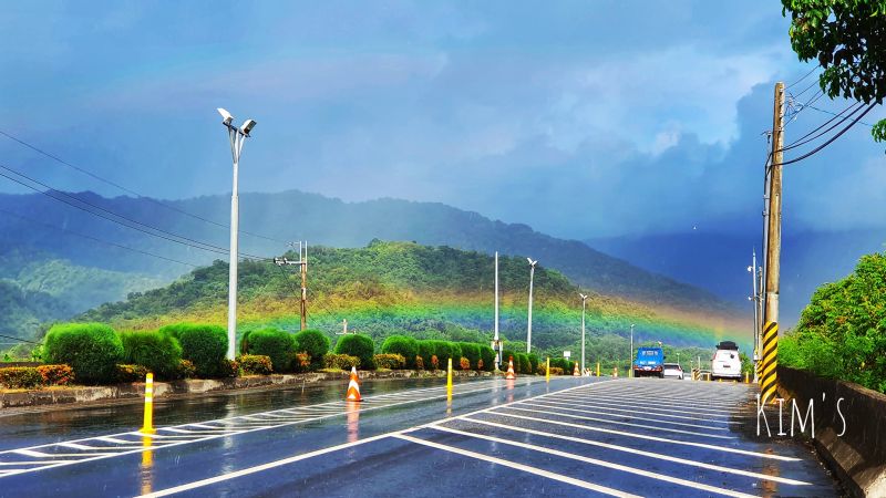 有網友分享，他意外在大雨過後遇見有別於正常情況的「低空彩虹」橫跨橋的兩端，當下立刻用手機紀錄眼前景象，絕美的場景讓眾人讚不絕口。   圖／網友「金哥」授權提供