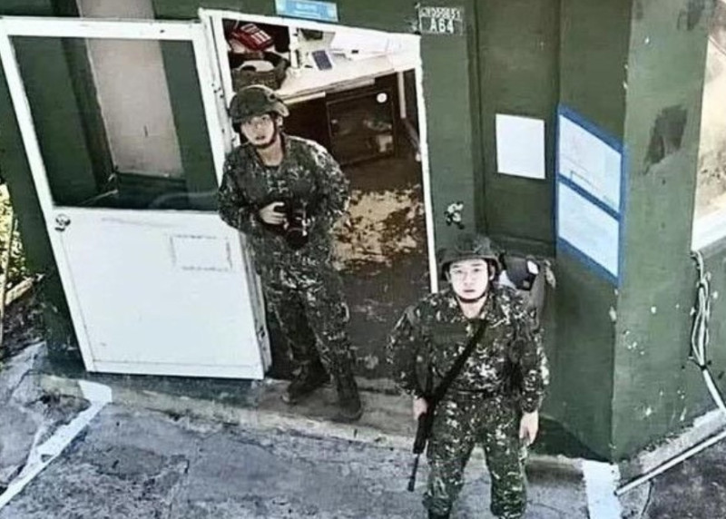 中國網站流傳無人機拍攝到我國軍於金門二膽島站崗的高清畫面，金防部24日證實。   圖：翻攝自環球網