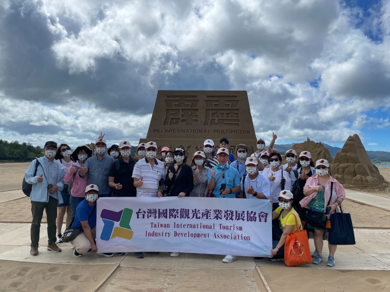 觀旅局聯合台灣國際觀光產業發展協會號召國內入境旅行社代表至東北角深度踩線，首站前往福隆國際沙雕藝術季一睹今年人氣主題沙雕展—「霹靂傳奇‧掌中天下」。   圖：新北市觀旅局提供