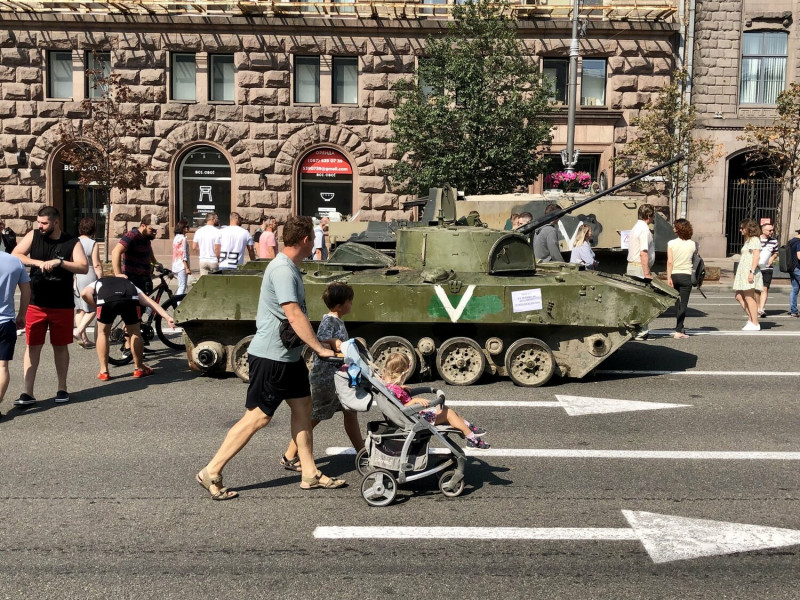 為慶祝烏克蘭獨立日，在首都基輔主幹道上展出俄軍被毀的戰甲車輛。   圖：翻攝自推特