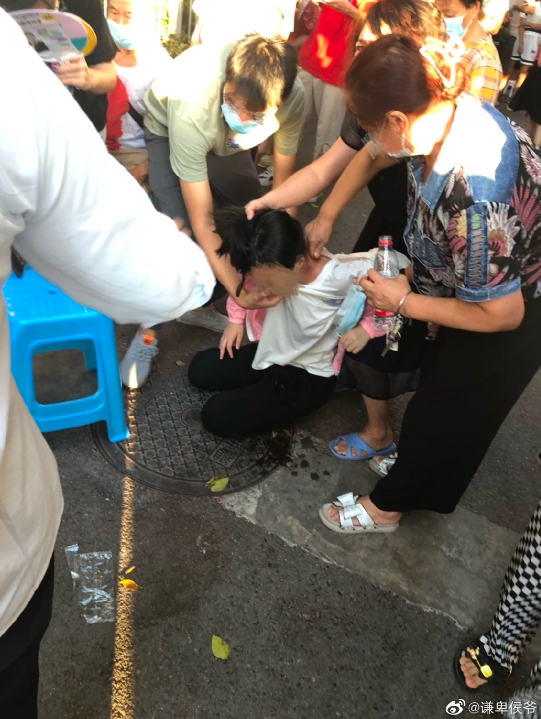 重慶當局要民眾在高溫環境下排隊做核酸檢測，有些人已經熱到昏倒。   圖: 翻攝自 謙卑侯爺 微博