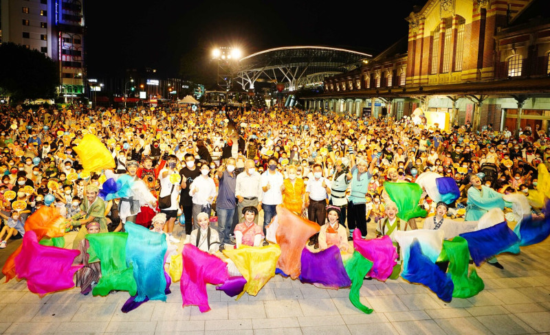 許瑞宏力邀紙風車演出「武松愛老虎」，宣傳友善動物理念，現場參與者突破3000人。   許瑞宏競選總部/提供