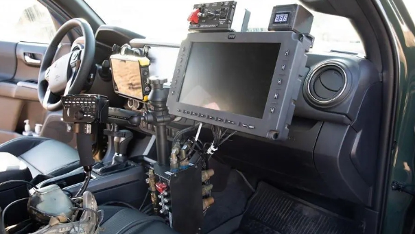 VAMPIRE 反無人機系統裝置在車內的內控設備。   圖 : 翻攝自militaryleak.com