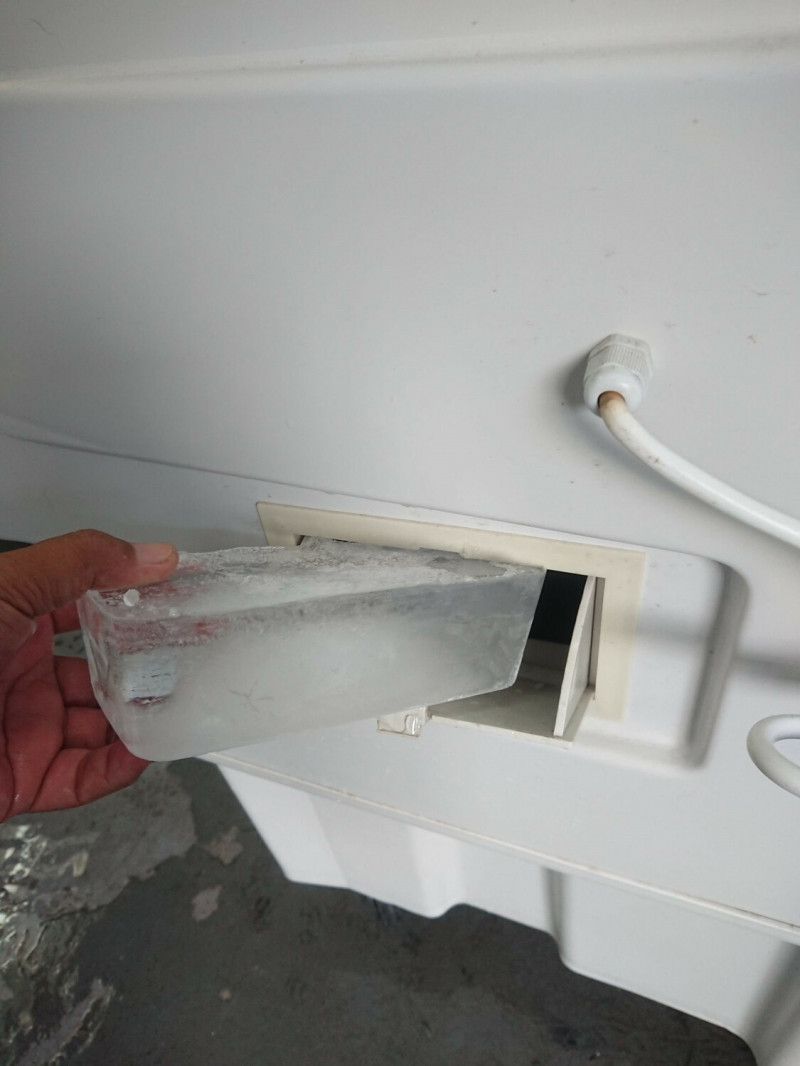 冰磚加入水冷扇。   圖：新北市動保處提供