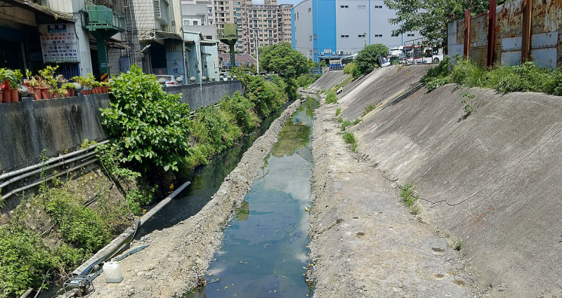 鴨母港溝上游施工中。   圖：新北市水利局提供