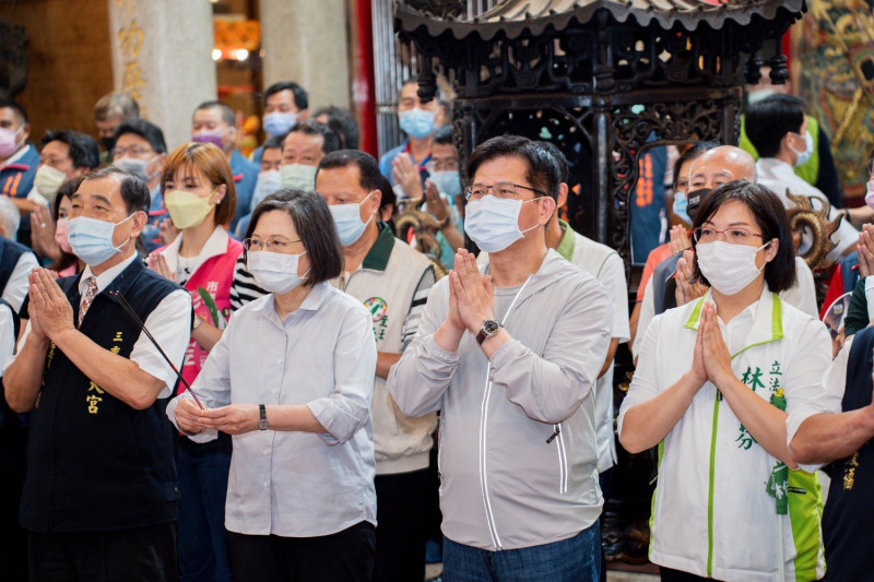 三重義天宮參拜，則有立委林淑芬、民進黨新北市議會黨團總召陳啟能、市議員李坤城、李余典、彭佳芸，議員參選人邱婷蔚、陳乃瑜、顏蔚慈，議員李倩萍由父親李茂雄代表出席、立委余天服務團隊、在地多位里長均陪同參香。   圖：林佳龍競選辦公室提供