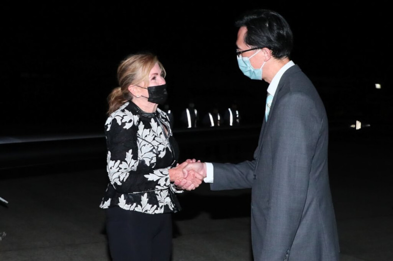 美國聯邦參議員布蕾波恩（左）25日深夜抵台訪問，外交部表達誠摯歡迎。   圖：外交部提供
