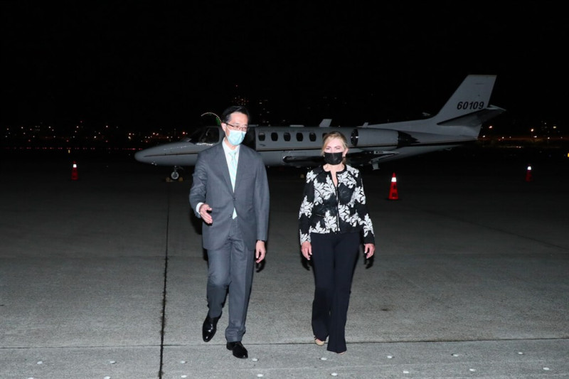 美國共和黨籍聯邦參議員布蕾波恩（Marsha Blackburn）25日深夜搭機抵台展開訪台行程。   圖：外交部提供